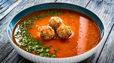 Soupe de tomate avec boulettes de viande